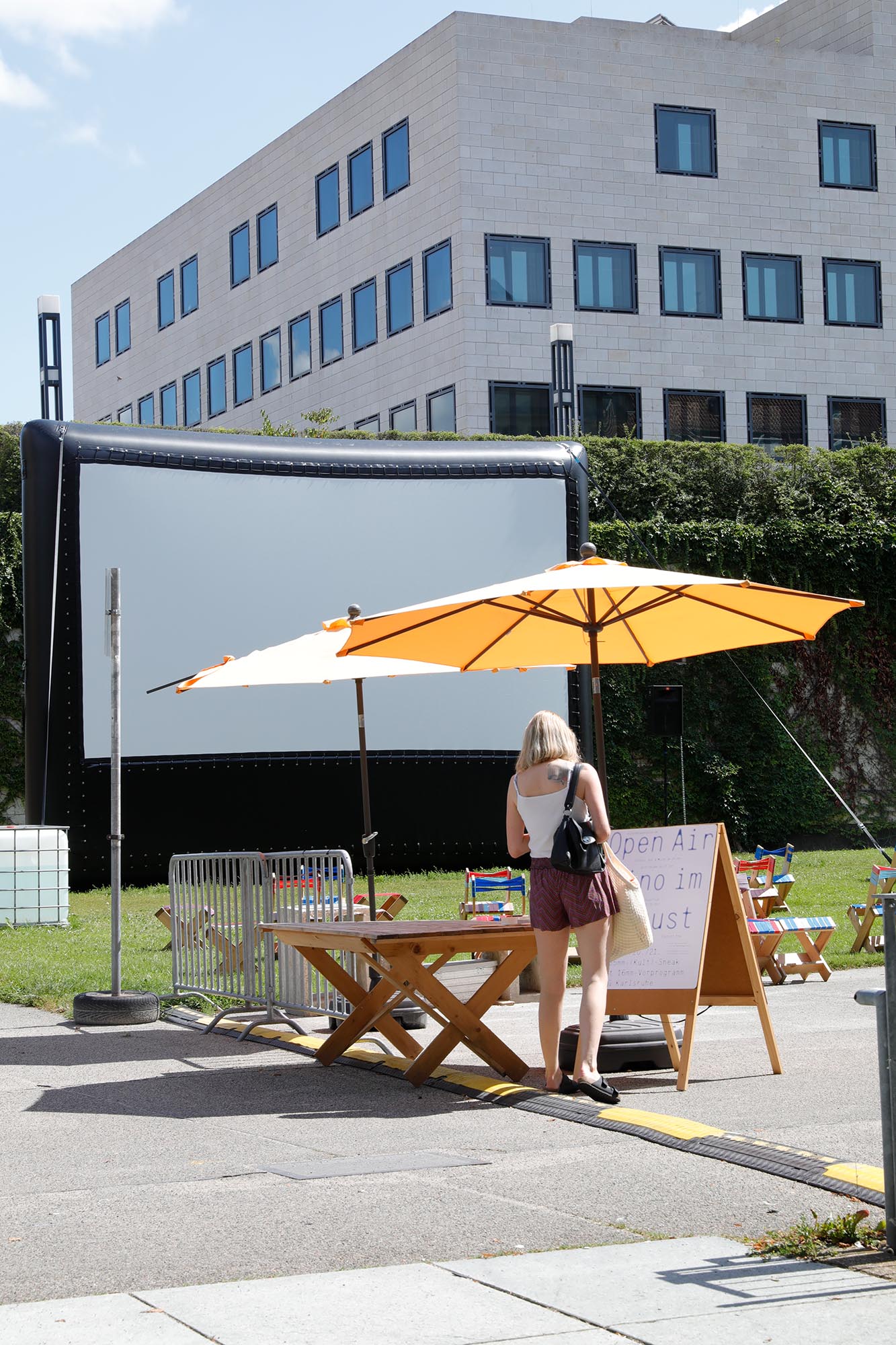 Open Air Kino 2021 EIngang mit Frau